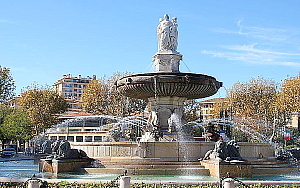 Aix-en-Provence est réputée pour ses fontaines, entre autres. Aix-en-Provence est réputée pour ses fontaines, entre autres.