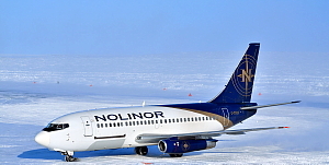 Un Boeing 737 de Nolinor Aviation se prépare à décharger une cargaison dans un site d'exploration minière éloignée après l'atterrissage sur une piste de glace au Nunavut, Canada. (Groupe CNW/Uppik Aviation) Un Boeing 737 de Nolinor Aviation se prépare à décharger une cargaison dans un site d'exploration minière éloignée après l'atterrissage sur une piste de glace au Nunavut, Canada. (Groupe CNW/Uppik Aviation)