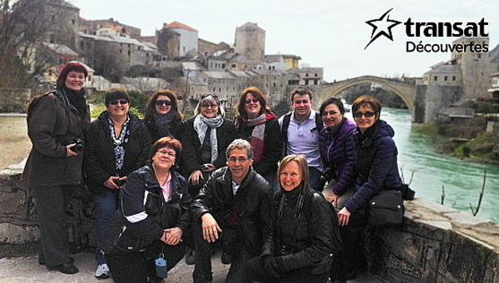 La photo du groupe a été prise à Mostar, Bosnie-Herzégovine, avec comme arrière-plan le célèbre pont de la vieille ville.