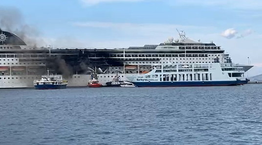 Le MSC Lirica en feu dans le port de Corfu