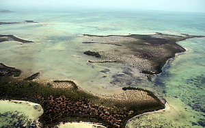 Les vols vers San Pedro donnent l'occasion de survoler la barrière de corail et les nombreuses îles. Les vols vers San Pedro donnent l'occasion de survoler la barrière de corail et les nombreuses îles.