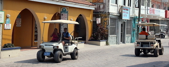 Dans la ville de San Pedro, on circule en voiturette de golf... Dans la ville de San Pedro, on circule en voiturette de golf...