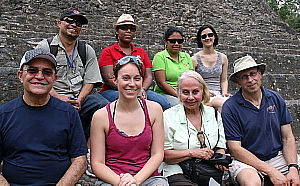 Notre groupe à Caracol: rangée derrière: nos hôtes du Belize et Ana De Magalhaes (Tourcan vacations)