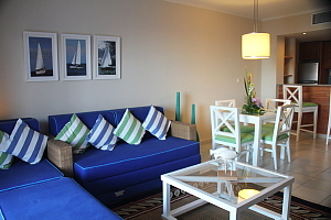 Les condominiums et les chambres du Melia Marina Varadero arborent des meubles modernes, dans des teintes marines.