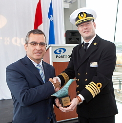 Le capitaine Bas Van Dreumel et Mario Girard (Groupe CNW/Administration portuaire de Québec)