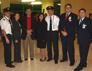 Alida Malek, Sophy Khwaja, Mayor Moya et AC flight crew (incluant AC Commandant, Captain Robert J. McKenny; Flight Attendant, David Dawood; Purser-Customer Service, John Bradley)
