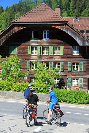 Les maisons de bois typiques, d'influences bernoises. Les maisons de bois typiques, d'influences bernoises.