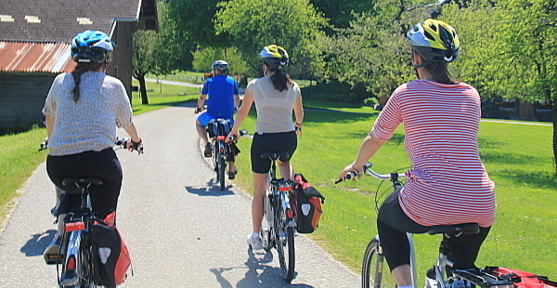 Les vélos électriques nous permettent d'économiser nos énergies, pour mieux prolonger les escales dans les bourgades.