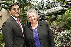 Riyaz Sadudeen, Responsable du Canada, Qatar Airways et Lise Cormier, Présidente du comité des Mosaïcultures internationales (Groupe CNW/Qatar Airways) Riyaz Sadudeen, Responsable du Canada, Qatar Airways et Lise Cormier, Présidente du comité des Mosaïcultures internationales (Groupe CNW/Qatar Airways)