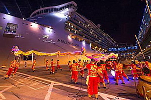 Le Mariner of the Seas de Royal Caribbean International est le premier paquebot à avoir officiellement amarré au Terminal de Croisière Kai Tak. Pour accueillir les passagers, le BTHK avait organisé un spectacle de danses de dragons et de lions et de tambours.