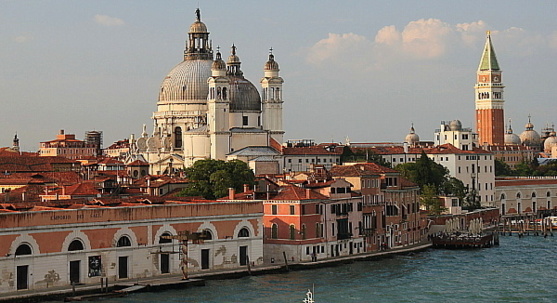 Pour son itinéraire croate, l'Austral appareille de Venise, au coucher du soleil.