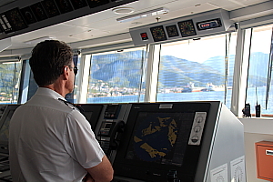 Le commandant , Jean-Philippe Lemaire. invite les passagers à rendre visite aux officiers sur la passerelle