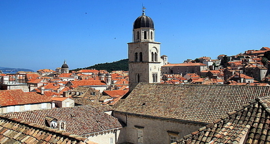 La promenade sur les remparts de Dubrovnik permet de découvrir la ville sous un angle inusité.