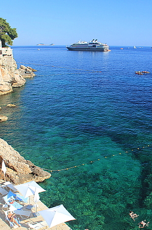 La plage de l'Hôtel Excelsior, à Dubrovnik, avec l'Austral ancré tout près...
