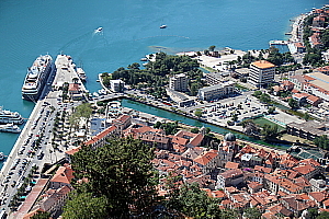 L'Austral vient aussi faire escale au pied des forteresses de Kotor, au Monténégro.