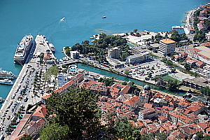 L'Austral vient aussi faire escale au pied des forteresses de Kotor, au Monténégro. L'Austral vient aussi faire escale au pied des forteresses de Kotor, au Monténégro.