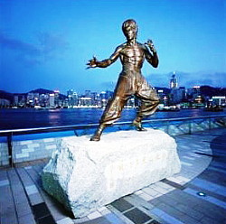 Statue de bronze de Bruce Lee, sur l’Avenue des Stars de Kowloon. Statue de bronze de Bruce Lee, sur l’Avenue des Stars de Kowloon.