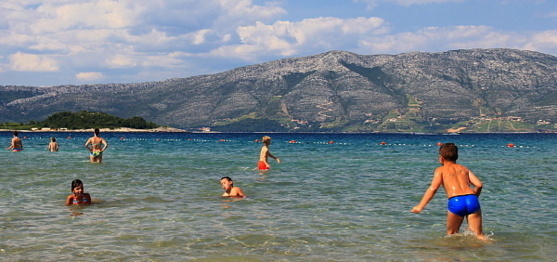 Korcula possède quelques plages de sable, dont celle-ci, à Lumbarda.