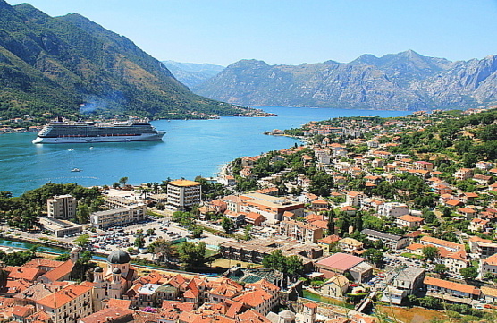 Tout en haut de la muraille qui protège Kotor: une vue exceptionnelle sur le port et  le fjord des bouches du Kotor