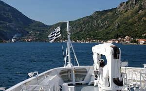 L'Austral, entrant dans le fjord des bouches du Kotor, au Monténégro.