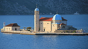 En repartant de Kotor (au Monténégro), on longe de près le couvent de Notre-Dame du Rocher, situé sur une île.