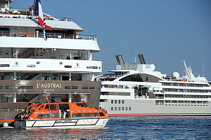 Le jour de son inauguration, le Soléal est venu mouiller à côté de l'Austral, dans le port de Dubrovnik.