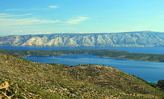 L'île de Hvar est aussi couverte de montagnes et de vignobles.