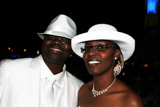 Suzanne Dionne agent AF - KLM  à Montréal-Trudeau et son ami Victor Suzanne Dionne agent AF - KLM  à Montréal-Trudeau et son ami Victor