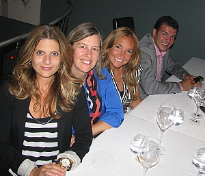 Helen Mangafas, gérante des groupes et Marie-Josée Carrière responsable marketing et communications de  Groupe de voyages Sunwing au Québec;  Sandra Mallette,  responsable du développement des affaires de RIU au Québec  et Éric Rodriguez, vice-président produits de Groupe de voyages Sunwing. Helen Mangafas, gérante des groupes et Marie-Josée Carrière responsable marketing et communications de  Groupe de voyages Sunwing au Québec;  Sandra Mallette,  responsable du développement des affaires de RIU au Québec  et Éric Rodriguez, vice-président produits de Groupe de voyages Sunwing.