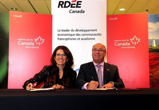 Michele McKenzie, présidente-directrice générale de la Commission canadienne du tourisme, et M. Gilles Lanteigne, président du conseil d'administration du RDÉE Canada, ont signé un protocole de collaboration visant l'élaboration d'un cadre national en matière de tourisme pour les collectivités francophones et acadienne du Canada