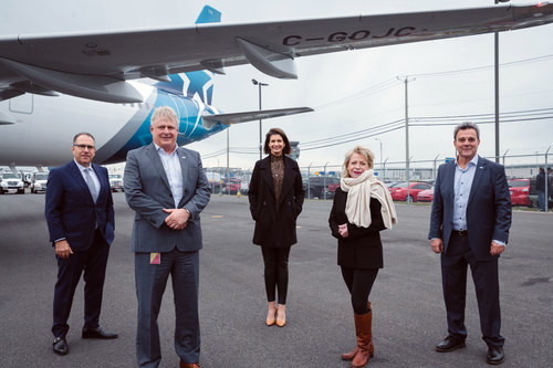 De gauche à droite : Joseph Adamo, chef de la direction ventes et marketing, Transat; Stéphane Poirier, président et chef de la direction, Aéroport international Jean-Lesage de Québec (YQB); Geneviève Guilbault, vice-première ministre, ministre de la Sécurité publique et ministre responsable de la région de la Capitale-Nationale ; Caroline Proulx, ministre du Tourisme et ministre responsable de Lanaudière et ministre responsable de la région du Bas-Saint-Laurent; Robert Mercure, directeur de Destination Québec cité (Groupe CNW/Transat A.T. Inc.)