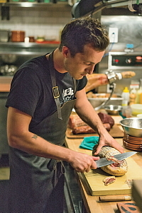 Photo par John Cullen courtoisie enRoute magazine d'Air Canada. Chef Grant van Gameren du Bar Isabel, à Toronto, gagnant enRoute 2013 du meilleur nouveau restaurant au Canada.(Groupe CNW/ENROUTE) Photo par John Cullen courtoisie enRoute magazine d'Air Canada. Chef Grant van Gameren du Bar Isabel, à Toronto, gagnant enRoute 2013 du meilleur nouveau restaurant au Canada.(Groupe CNW/ENROUTE)