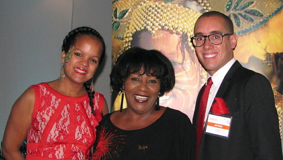 Jessica Marie et Antoine Omère du CMT à Montréal entourent Muriel Wiltord, directrice Amérique du Nord du CMT Jessica Marie et Antoine Omère du CMT à Montréal entourent Muriel Wiltord, directrice Amérique du Nord du CMT
