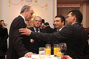 Ridh Essid, ambassadeur de la Tunisie au Canada, entouré de gens d'affaires. Ridh Essid, ambassadeur de la Tunisie au Canada, entouré de gens d'affaires.