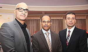 Grégoire Derohanessian, de Jolivac Tours, Khaled Trabelsi, directeur général adjoint de l'ONTT et Néji Gouider, représentant de l'ONTT au Canada. Grégoire Derohanessian, de Jolivac Tours, Khaled Trabelsi, directeur général adjoint de l'ONTT et Néji Gouider, représentant de l'ONTT au Canada.