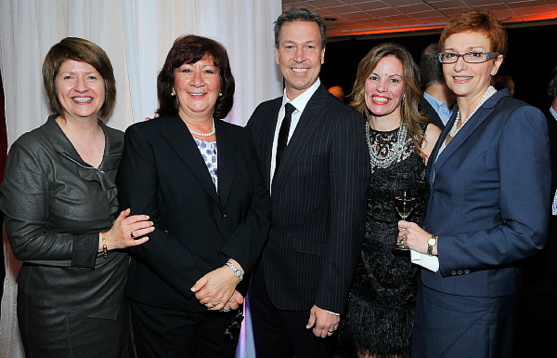 De gauche à droite : Nathalie Hamel, vice-présidente Affaires publiques et communications, Société des alcools du Québec; Lucille Daoust, directrice générale, ITHQ; Ricardo Larrivée, chef, animateur et producteur, président de Ricardo Média; Helena Loureiro, chef-propriétaire, Portus Calle et Restaurant Helena inc.; Paloma Fernandez, directrice générale, Fondation de l'ITHQ. (Groupe CNW/Institut de tourisme et d'hôtellerie du Québec)