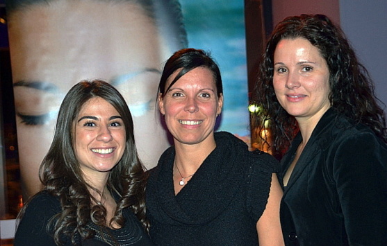 Nanor Apikian (Spécialiste mariages pour Melia Cuba) et Miriam Monje (assistante administrative) entourent Nancy Boudreault  de Laurier Du Vallon Place Ste-Foy gagnante d'une semaine au Melia Buenavista. Nanor Apikian (Spécialiste mariages pour Melia Cuba) et Miriam Monje (assistante administrative) entourent Nancy Boudreault  de Laurier Du Vallon Place Ste-Foy gagnante d'une semaine au Melia Buenavista.