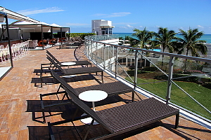 A l'extérieur du spa Elle A l'extérieur du spa Elle