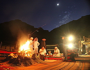 Plusieurs compagnies proposent des soupers et nuitées dans le désert du Wadi Rum.