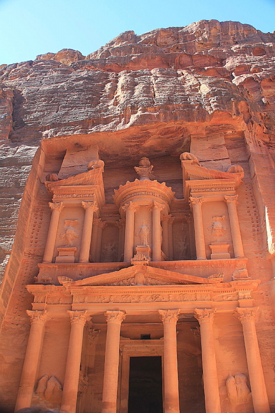 Le "Trésor" est le monument le plus connu de Pétra. Les locaux l'ont surnommé ainsi à cause des trésors que tous croyaient qu'il renfermait. Le "Trésor" est le monument le plus connu de Pétra. Les locaux l'ont surnommé ainsi à cause des trésors que tous croyaient qu'il renfermait.