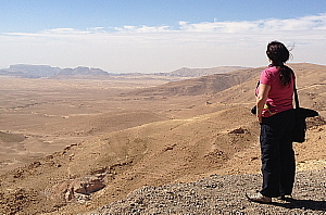 Surprise en pleine action, en train de regarder les paysages désertiques de la Jordanie.