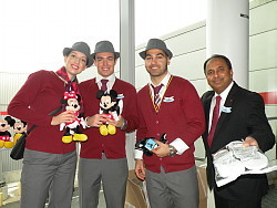 Le personnel amusant et aimant d’Air Canada rouge célèbre aujourd’hui le lancement du service entre Toronto et Orlando avec des cadeaux spéciaux Mickey et Minnie Mouse pour tous les clients à bord de ce vol inaugural. Air Canada rouge offrira plus de vols quotidiens entre les deux villes que tout autre transporteur canadien. Le personnel amusant et aimant d’Air Canada rouge célèbre aujourd’hui le lancement du service entre Toronto et Orlando avec des cadeaux spéciaux Mickey et Minnie Mouse pour tous les clients à bord de ce vol inaugural. Air Canada rouge offrira plus de vols quotidiens entre les deux villes que tout autre transporteur canadien.