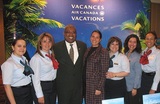 L'équie de Vacances Air Canada entourant Gary Sadler L'équie de Vacances Air Canada entourant Gary Sadler