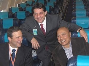 Mark Williams président de Sunwing Airlines, Sam Char, directeur exécutif Sunwing Québec et Colin Hunter CEO du Groupe Sunwing lors du vol inaugural de Sunwing à Montréal en novembre 2006 Mark Williams président de Sunwing Airlines, Sam Char, directeur exécutif Sunwing Québec et Colin Hunter CEO du Groupe Sunwing lors du vol inaugural de Sunwing à Montréal en novembre 2006