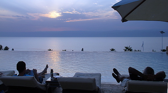 La vue sur la Mer morte, depuis la piscine du Kempinski Ishtar