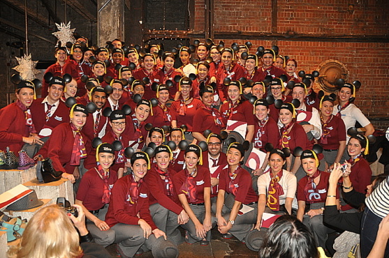 Le chapeau de graduation surmonté des oreilles de Mickey Mouse remplace le traditionnel mortier gris pour la plus récente classe de 57 membres d’équipage d’Air Canada rouge qui ont terminé leur formation le mois dernier. La formation de l’équipage d’Air Canada rouge inclut une formation d’une semaine sur l’excellence en service à la clientèle à l’Institut Disney de Walt Disney World à Orlando. Le chapeau de graduation surmonté des oreilles de Mickey Mouse remplace le traditionnel mortier gris pour la plus récente classe de 57 membres d’équipage d’Air Canada rouge qui ont terminé leur formation le mois dernier. La formation de l’équipage d’Air Canada rouge inclut une formation d’une semaine sur l’excellence en service à la clientèle à l’Institut Disney de Walt Disney World à Orlando.