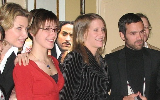 Caroline Putnoki directeur adjoint de Maison de la France et ses collègues Marie-Ève Bédard et Cécile Janiaud posent avec Romain Duris Caroline Putnoki directeur adjoint de Maison de la France et ses collègues Marie-Ève Bédard et Cécile Janiaud posent avec Romain Duris