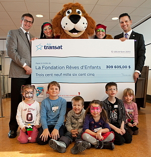 Air Transat a remis aujourd'hui un chèque de 309 605 dollars à la Fondation Rêves d'enfants. De gauche à droite : Jean-François Lemay (Directeur général, Air Transat), la mascotte Rêveur entourée de deux lutins et Eric Gareau (Fondation Rêves d'enfants). (Groupe CNW/Transat A.T. inc.) Air Transat a remis aujourd'hui un chèque de 309 605 dollars à la Fondation Rêves d'enfants. De gauche à droite : Jean-François Lemay (Directeur général, Air Transat), la mascotte Rêveur entourée de deux lutins et Eric Gareau (Fondation Rêves d'enfants). (Groupe CNW/Transat A.T. inc.)