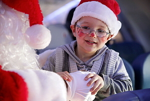 Air Transat et la Fondation Rêves d'enfants ont emmené aujourd'hui des centaines d'enfants vers le pôle Nord, au départ de Montréal Toronto et Calgary, pour ramener le père Noël. Sur la photo : le père Noël et un enfant parrainé par la Fondation. (Groupe CNW/Transat A.T. inc.) Air Transat et la Fondation Rêves d'enfants ont emmené aujourd'hui des centaines d'enfants vers le pôle Nord, au départ de Montréal Toronto et Calgary, pour ramener le père Noël. Sur la photo : le père Noël et un enfant parrainé par la Fondation. (Groupe CNW/Transat A.T. inc.)