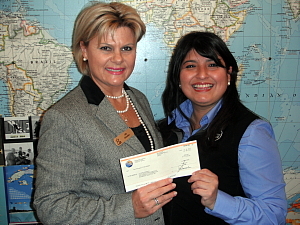 Lilianne Bansept reçoit son prix des mains de Jennifer Santa Cruz  de Vacances Sunquest Lilianne Bansept reçoit son prix des mains de Jennifer Santa Cruz  de Vacances Sunquest